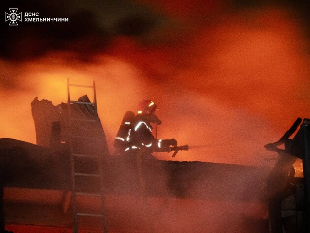 У Хмельницькому – сильна пожежа після обстрілу РФ. Фото, відео