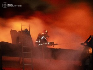 В Хмельницком – сильный пожар после обстрела РФ. Фото, видео