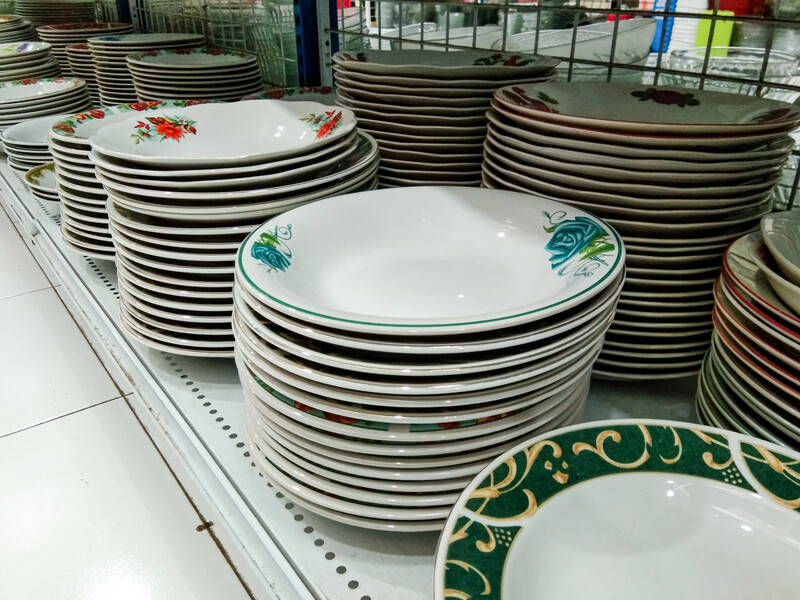 Як зняти наклейку з посуду? Чотири перевірені методи