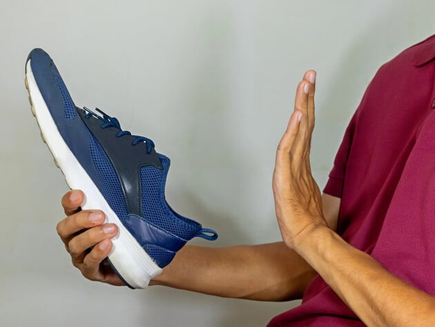 Чтобы навсегда избавиться от неприятного запаха, оставьте обувь в этом необычном месте на всю ночь