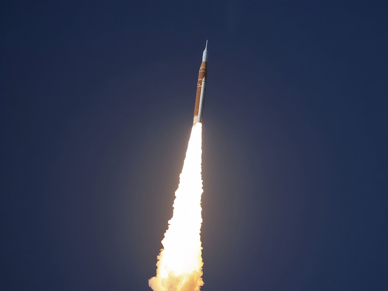 NASA запустило першу за пів століття місію до Місяця. Фоторепортаж