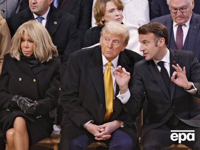 "До сих пор отходит от удара в челюсть". Трамп подшутил над Макроном и его отношениями с женой
