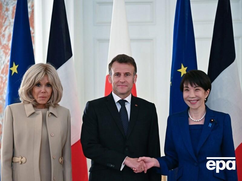 Макрон, которого якобы поколачивает жена, показал премьеру Японии пикантный жест. Видео