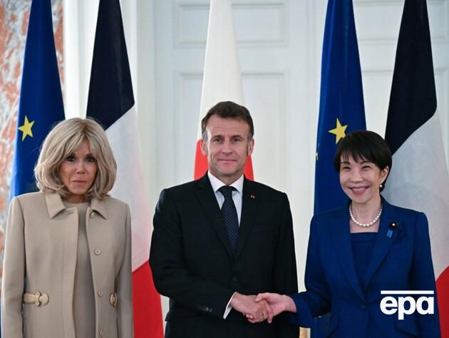 Макрон, которого якобы поколачивает жена, показал премьеру Японии пикантный жест. Видео