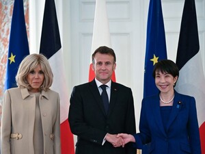 Макрон, якого нібито інколи лупцює дружина, показав прем'єрці Японії пікантний жест. Відео