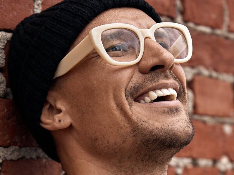 За рулем мотоцикла, на улице и в студии. Пять новых фото Цимбалюка