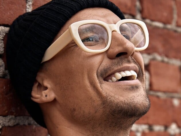 За рулем мотоцикла, на улице и в студии. Пять новых фото Цимбалюка