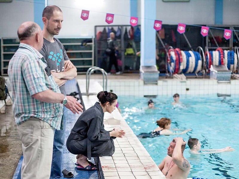 Французское La Dépêche рассказало о программе "Метинвеста" по реабилитации ветеранов через плавание
