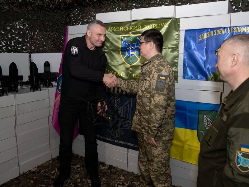 Кличко передав від громади 12-му армійському корпусу FPV, перехоплювачі і дрони на оптоволокні