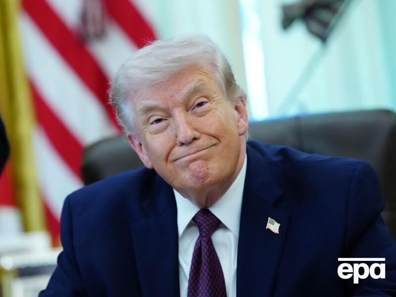 Забыл постричь? 79-летний Трамп появился на публике с заметно отросшими ногтями. Видео