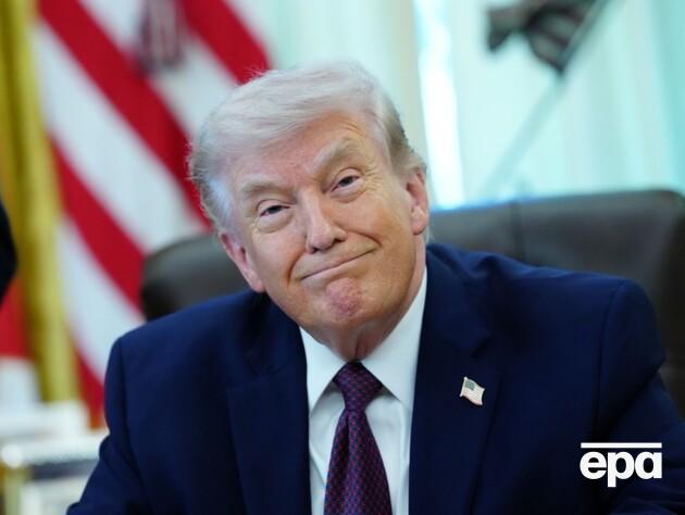 Забыл постричь? 79-летний Трамп появился на публике с заметно отросшими ногтями. Видео