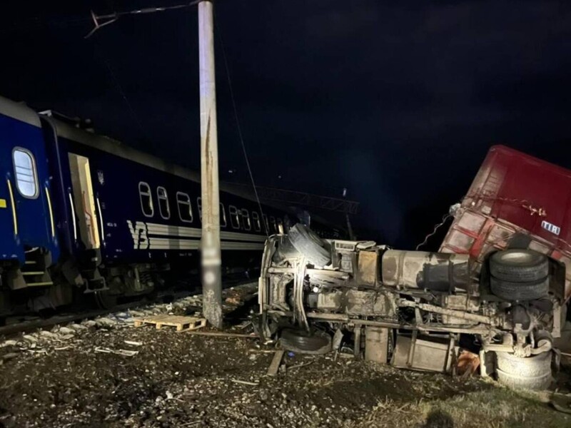 Пасажирський поїзд зіткнувся з вантажівкою в Харківській області, вагони зійшли з рейок