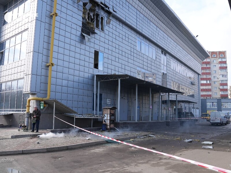 В Сумах дрон РФ попал в центральный рынок, есть раненые. Видео