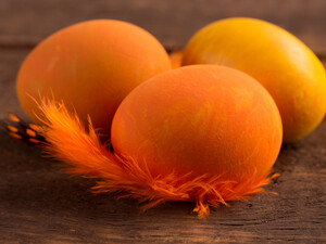 Замочите яйца в этом отваре без химии. Как получить яркие оранжевые пасхальные яйца