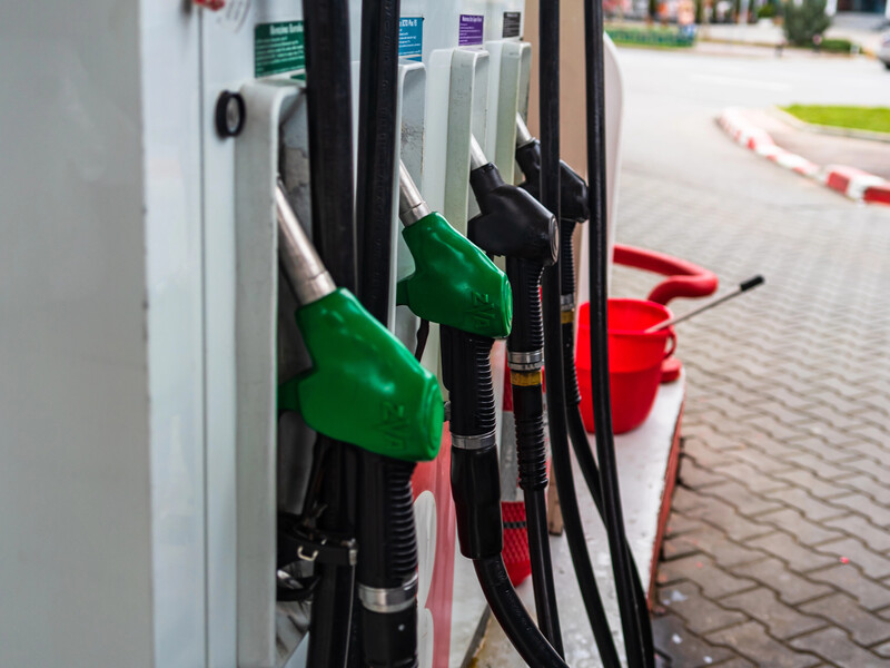 Приходится идти к перекупщикам с завышенными ценами. На Дальнем Востоке России – дефицит бензина. В чем дело