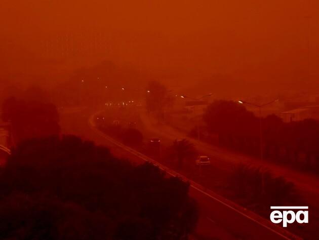 Апокалиптически красное небо. Пылевая буря из Сахары накрыла часть Греции. Фоторепортаж