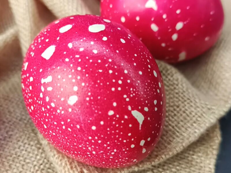 Просто окуните яйца в этот раствор – и быстро получите эффектные крашенки без дорогих ингредиентов