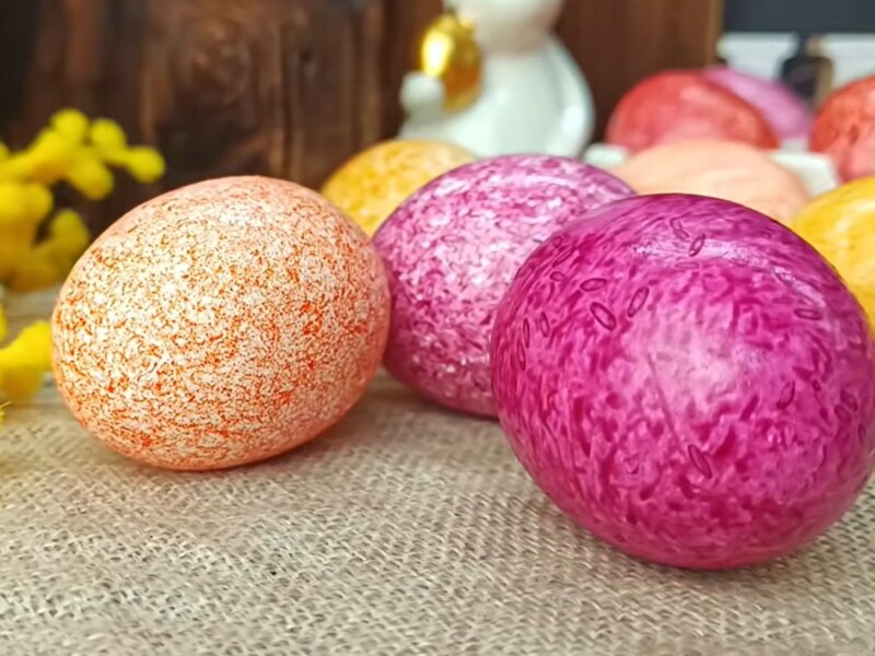 Обваляйте яйца в цветном рисе – и крашенки станут настоящим украшением пасхальной корзины. Лайфхак