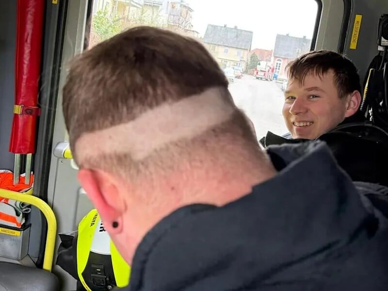 В Австрии пожарный получил срочный вызов во время стрижки. Его фото завирусилось в сети