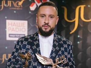 Чому Monatik не носить обручки. Співак розкрив головний секрет подружнього життя