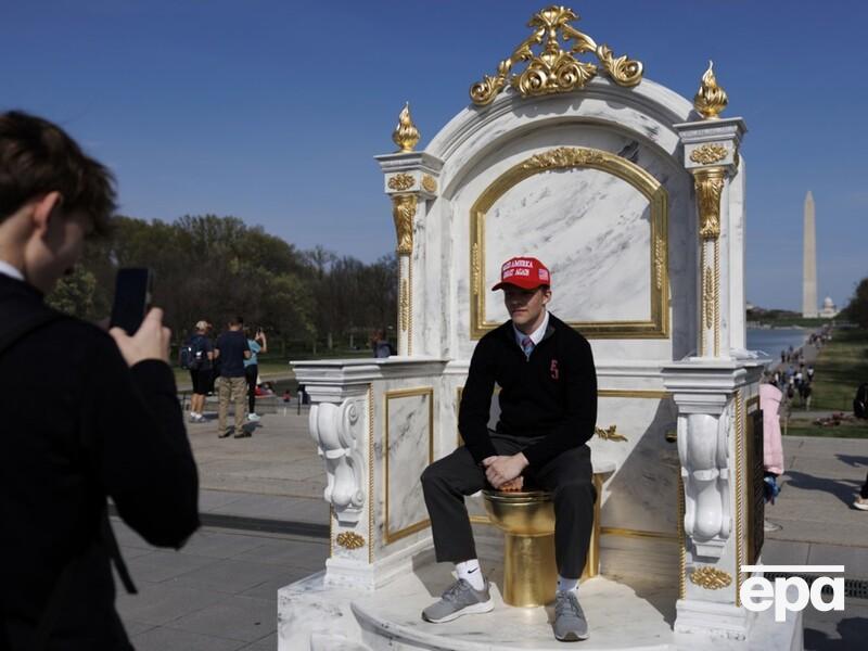 "Трон, гідний короля". У Вашингтоні на честь Трампа встановили золотий унітаз. Фото