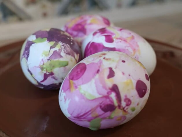 Просто добавьте в воду это средство из своей косметички – и сразу получите эффектные крашенки