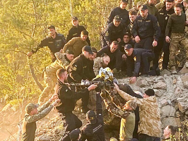 У Рівненській області добу шукали дитину, яка з висоти п'ятого поверху впала в кар'єр. Фото, відео