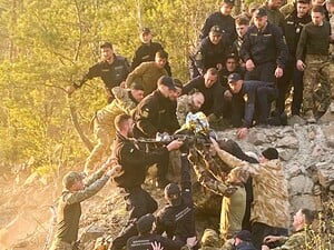 У Рівненській області добу шукали дитину, яка з висоти п'ятого поверху впала в кар'єр. Фото, відео