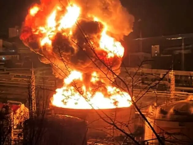 В РФ после атаки дронов горит крупный завод "Лукойла"