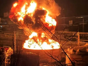 В РФ после атаки дронов горит крупный завод 