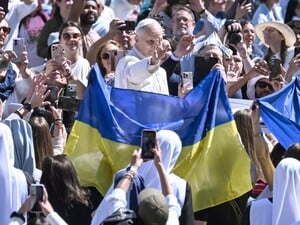 Лев XIV відслужив першу великодню месу й закликав до миру. Фоторепортаж