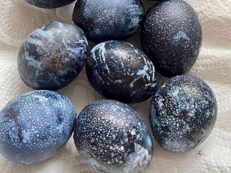 Как приготовить интересные крашенки на Пасху. Секрет космического узора всего за 10 минут без химии