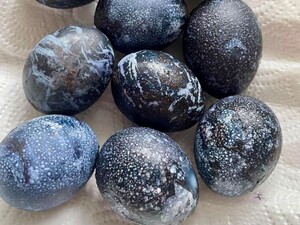 Просто заверните яйца в салфетку – и получатся невероятные крашенки с космическим узором. Лайфхак