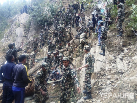 У Непалі автобус упав у прірву, загинуло 26 осіб