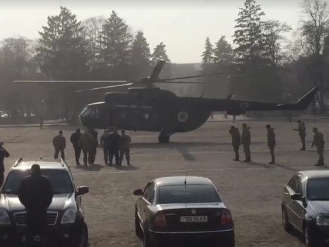 У центрі Чернігова приземлився вертоліт, щоб забрати командувача Повітряних сил України
