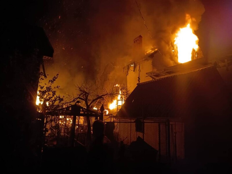 В Одесі під час нічної атаки сталося влучання в багатоповерхівку. Є загиблі, серед них дитина