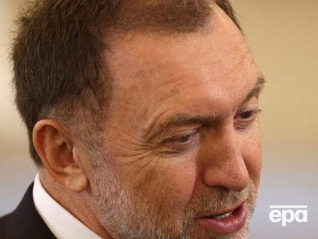 По 12 часов шесть дней в неделю. В РФ могут увеличить продолжительность работы