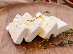 Как отличить настоящую овечью брынзу от подделки. Украинский фермер раскрыл простой секрет