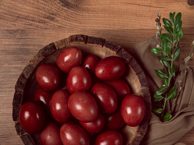 Как покрасить яйца с помощью луковой шелухи? Простой способ