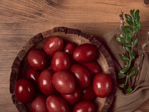 Как покрасить яйца с помощью луковой шелухи? Простой способ