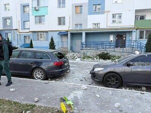 В Харькове дрон врезался в многоэтажку. Видео