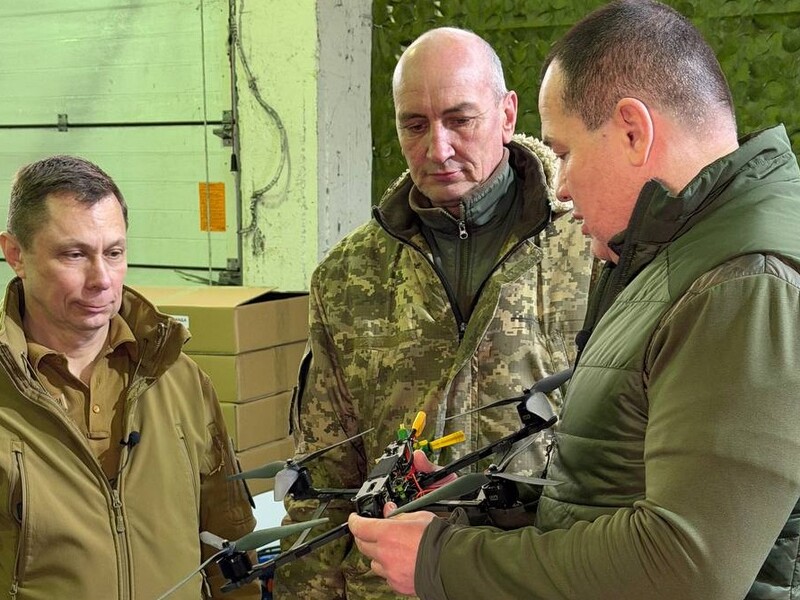 "Українська команда" передала бійцям 72-ї ОМБр партію дронів і генератори