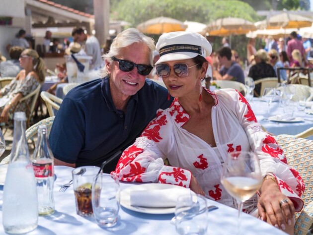 Зета-Джонс снялась в роскошной вышиванке. Украинцы осыпали звезду комплиментами