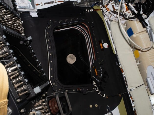 Астронавти Artemis II обійшли Місяць, зняли його зворотний бік і летять на Землю. Як відбувається історична місія