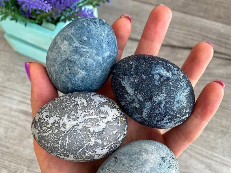 Просто оставьте яйца на 30 минут в этом настое – и получите эффектные крашенки без лишних расходов