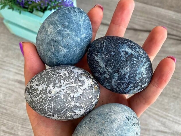 Просто оставьте яйца на 30 минут в этом настое – и получите эффектные крашенки без лишних расходов