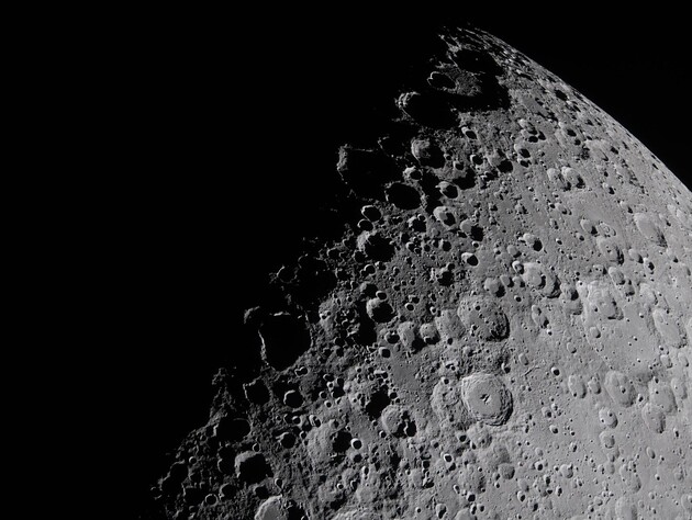 Экипаж космической миссии Artemis II сфотографировал Луну вблизи. Фоторепортаж