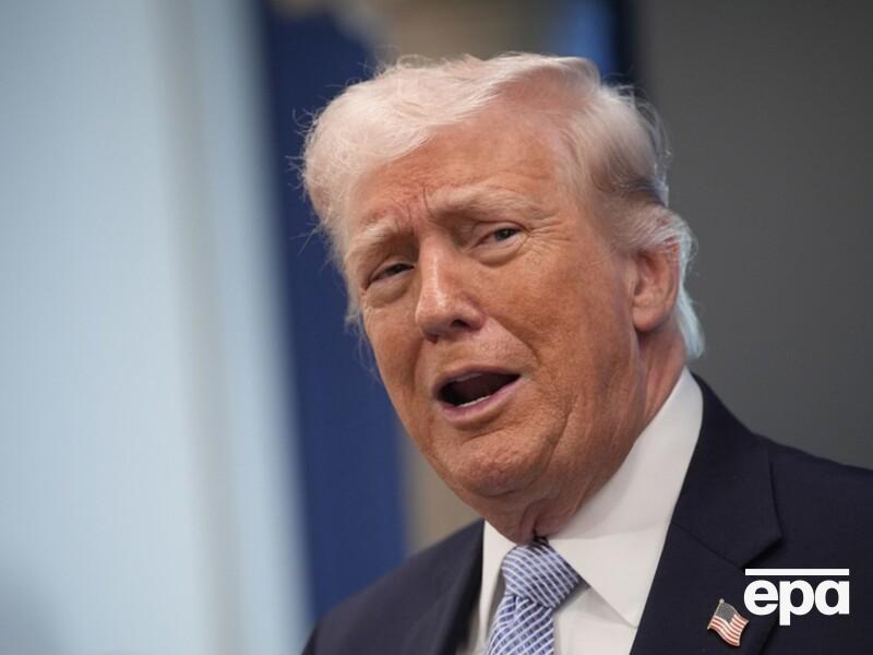 "Звільніть божевільного". Демократи почали вимагати усунення Трампа з посади