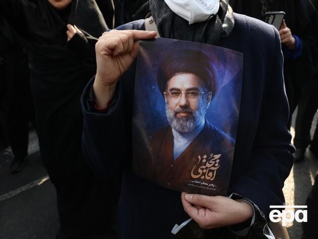 Передавав записки. ЗМІ розкрили, як син Хаменеї дав згоду на припинення вогню зі США