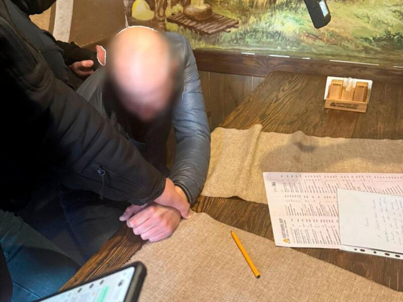 Посадовця "Укрзалізниці" затримали під час отримання $100 тис. Генпрокурор розкрив деталі